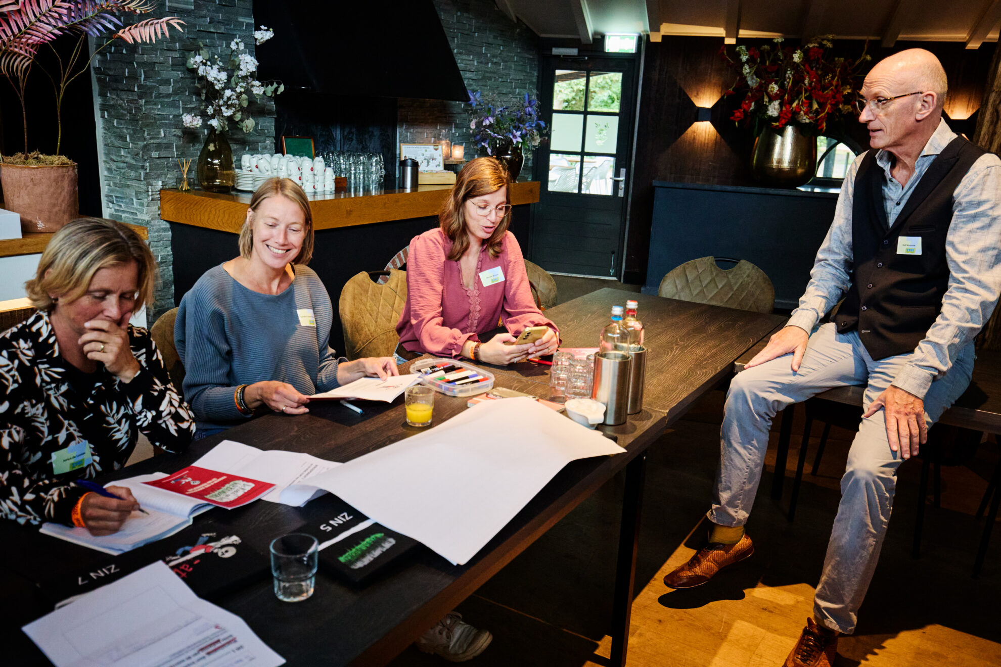 Mensen met elkaar in gesprek tijdens een workshop.