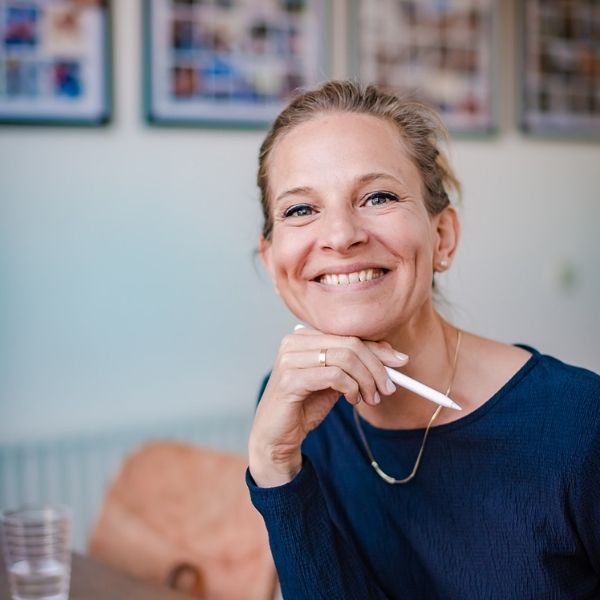 Claartje Visser kijkt je lachend aan